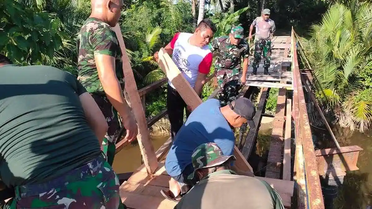 TNI Renovasi Jembatan, Akses Warga Aceh Utara Ke Lahan Pertanian Lebih Mudah