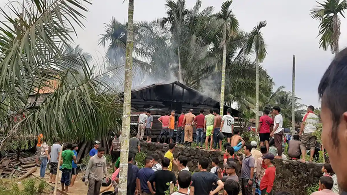 BREAKING NEWS : Lagi, Satu Rumah Terbakar  di Subulussalam, Puluhan Warga Bawa Ember Memadamkan