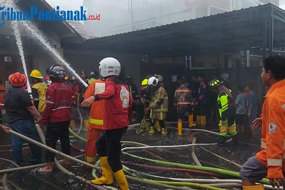 Petugas Pemadam Beberkan Kronologi Pemadaman Kebakaran di Jalan Suwignyo Pontianak