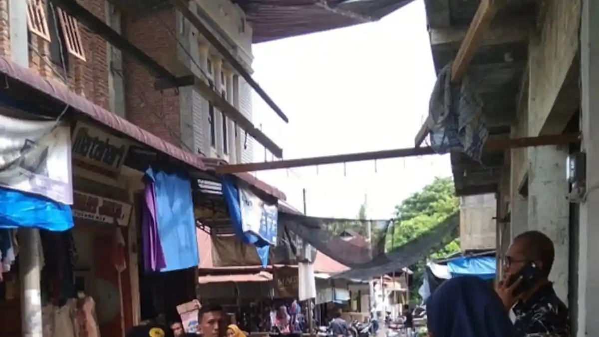 Atap Seng Ruko Delapan Pintu di Trienggadeng Bahayakan Warga. Ini ...