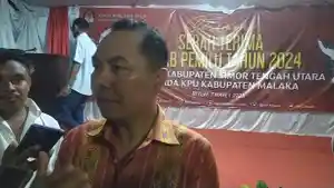 Ketua-KPU-NTT-Thomas-Dohu-memberi-keterangan-usai-peluncuran-kirab-setahun-jelang-pemilu-2024.jpg