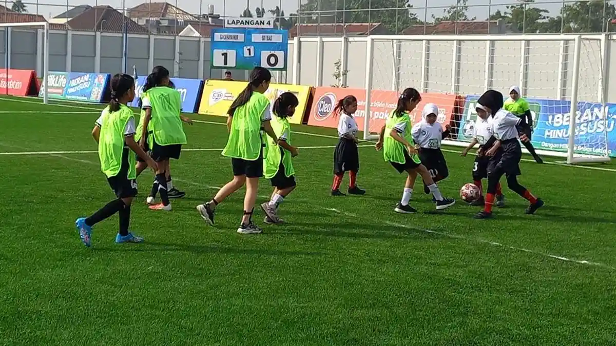 Serunya Pertandingan Tim Sepak Bola Putri Tingkat SD di Supersoccer Arena Kudus