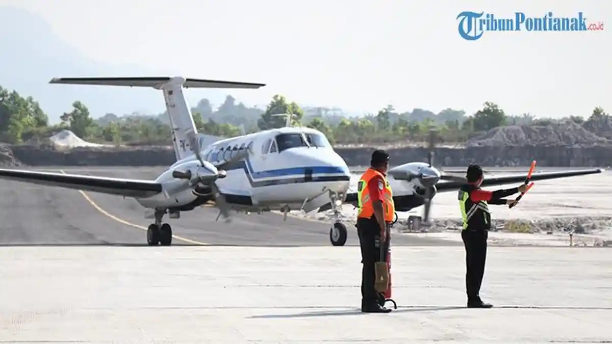 Intip Pesawat Pertama yang Mendarat di Bandara Singkawang
