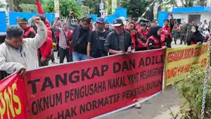 Buruh-datangi-Kantor-Disnakertrans-Sumsel.jpg