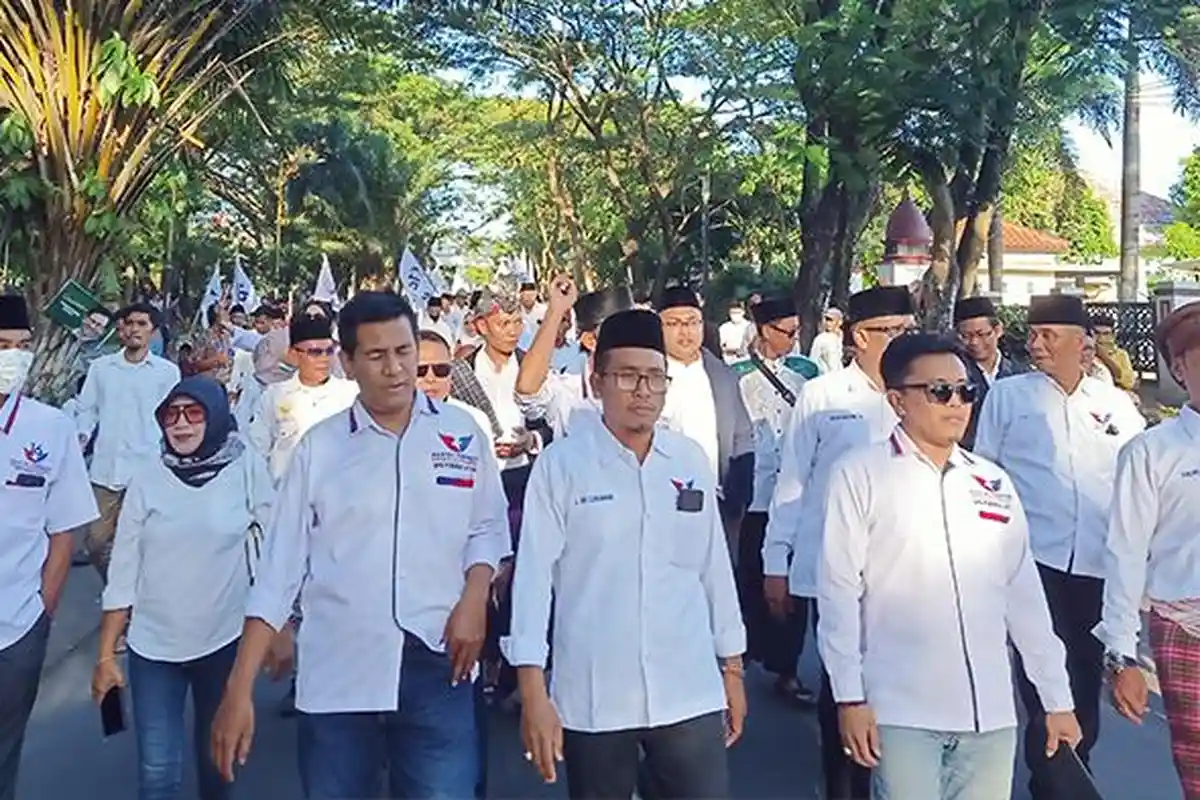 TGB Effect, Ribuan Kader Partai Perindo Lombok Tengah Iringi Bacaleg Daftar Pemilu 2024 ke KPU
