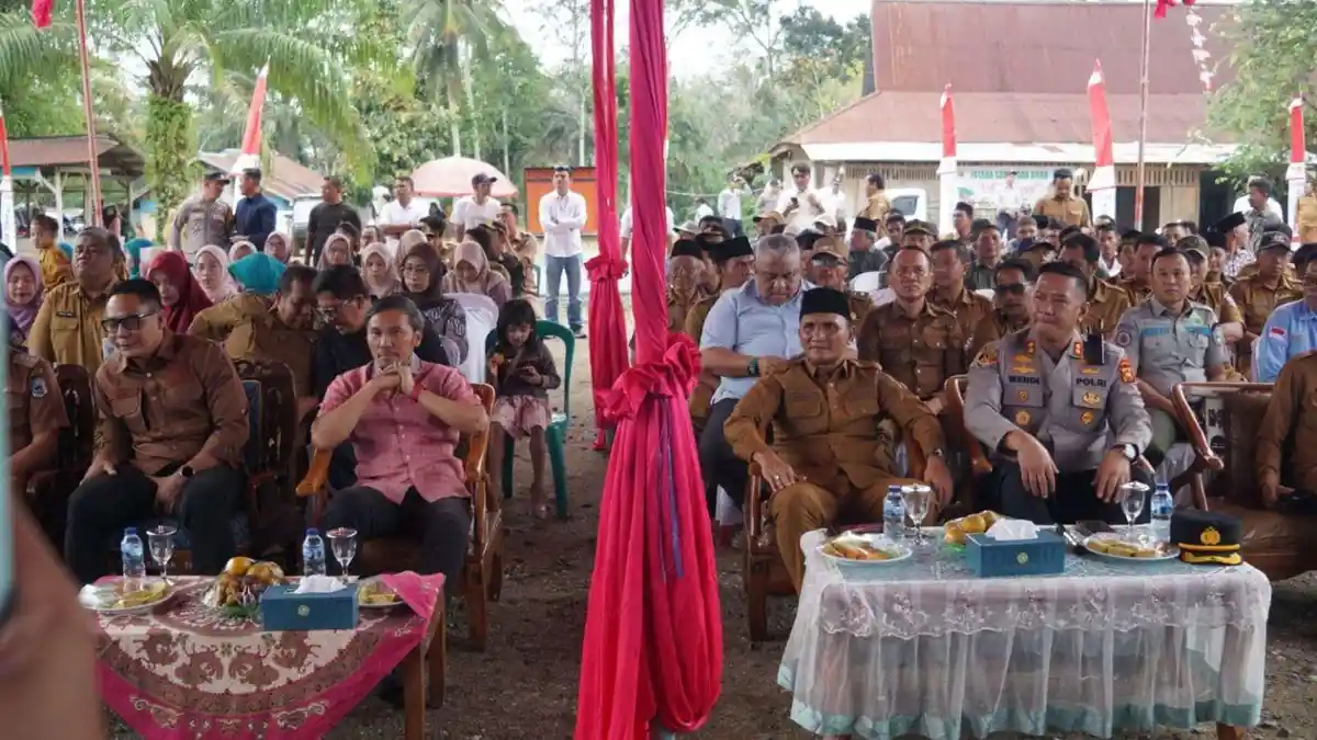 Bupati Sarolangun Dampingi DPR RI Resmikan Jalan di Singkut Tujuh