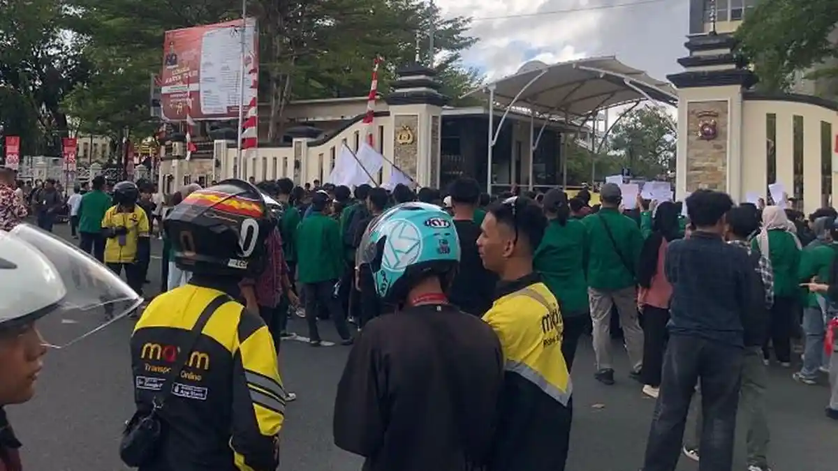 FOTO Aksi Demo di Polda Sumbar Solidaritas Affan Kurniawan Ojol Tewas Dilindas Brimob - Para-ojol-terlihat-medentara-mdnidng.jpg