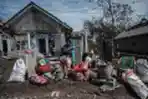 Pengungsi Erupsi Semeru Mulai Bersihkan Rumah