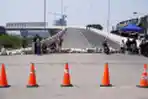 Warga Tutup Akses ke Flyover Ciroyom