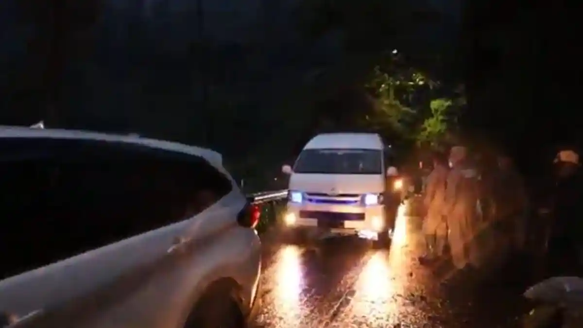 BREAKING NEWS: Jalan ke Dieng Wonosobo Tertimbun Longsor, Arus Lalu Lintas Wisatawan Terhambat