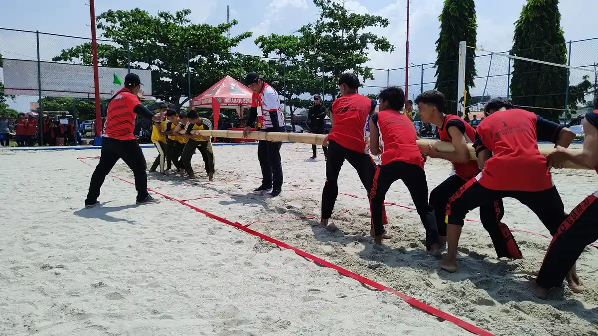 Festival Olahraga Tradisional Digelar di Indramayu, Peserta Adu Tangkas Main Egrang hingga Dagongan