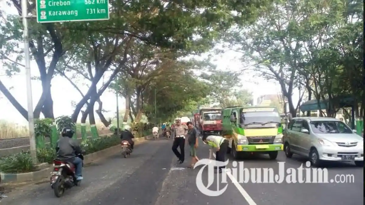 Disopiri Orang Misterius, Jazz Hantam Dump Truk Picu Kemacetan Panjang di Jalur Pasuruan-Probolinggo