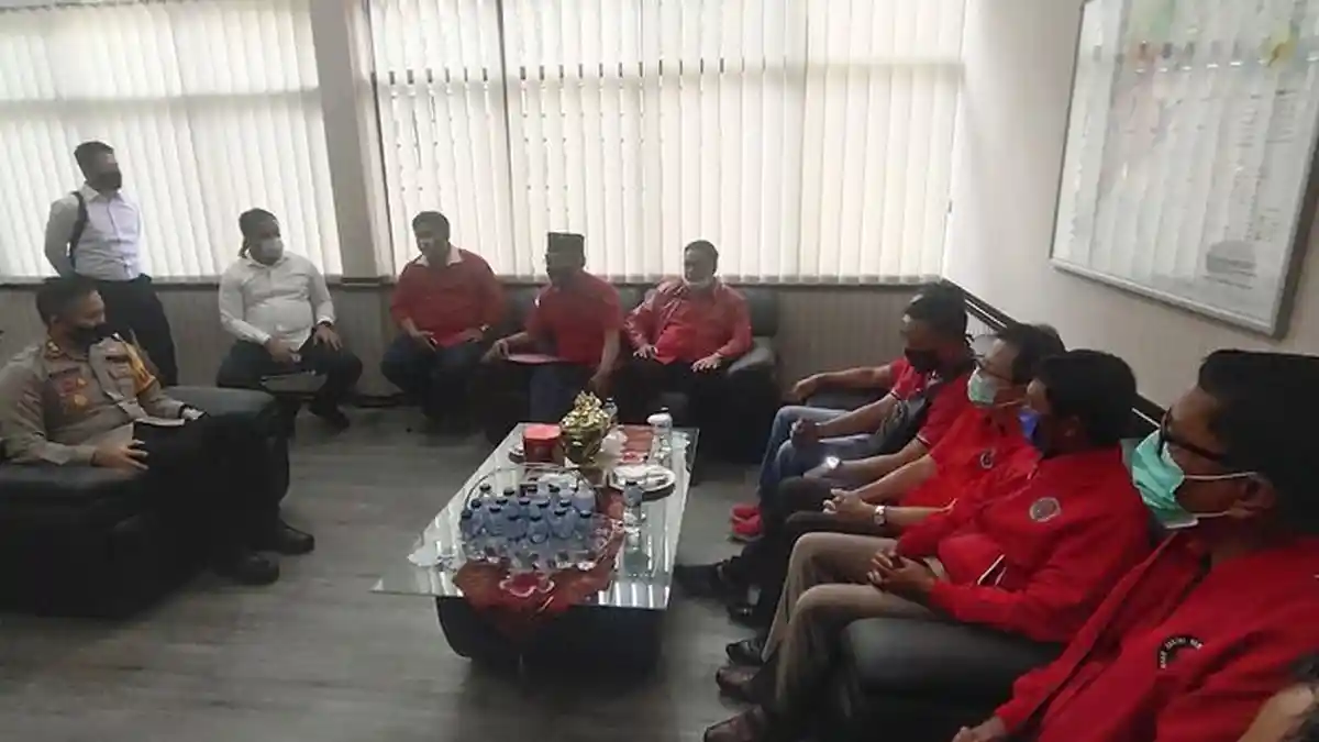 Ratusan Kader PDIP Datangi Mapolres Muaraenim Minta Pelaku Pembakaran Bendera Partai Ditangkap