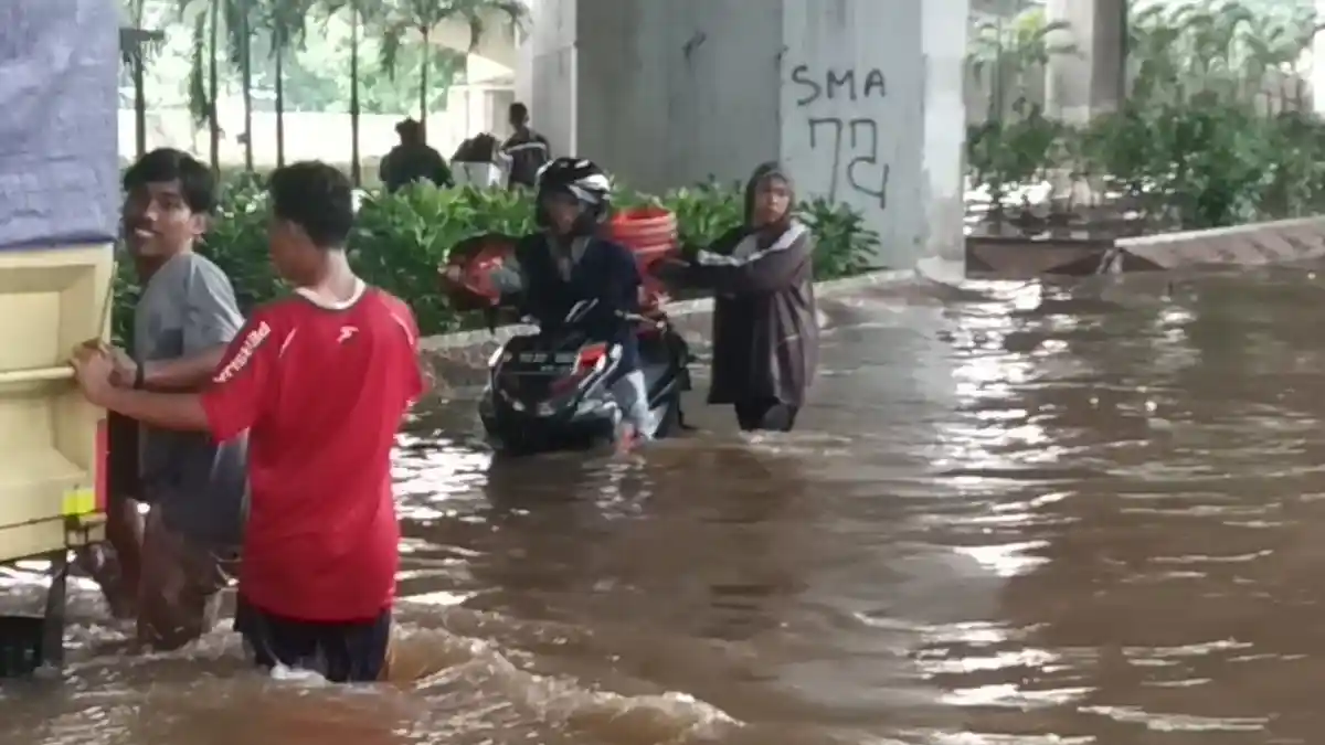 Banjir Setinggi Paha Orang Dewasa Genangi Jalan Yos Sudarso Tanjung Priok