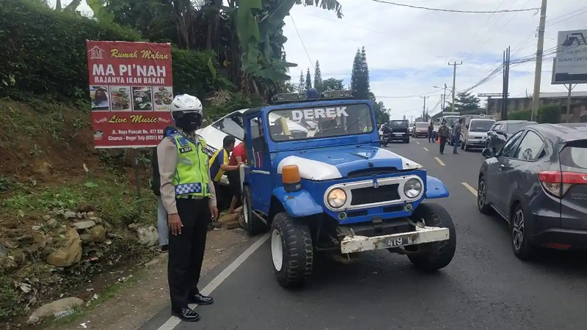 Mobil Innova Oleng dan Tabrak Tebing Tanah di Puncak Bogor