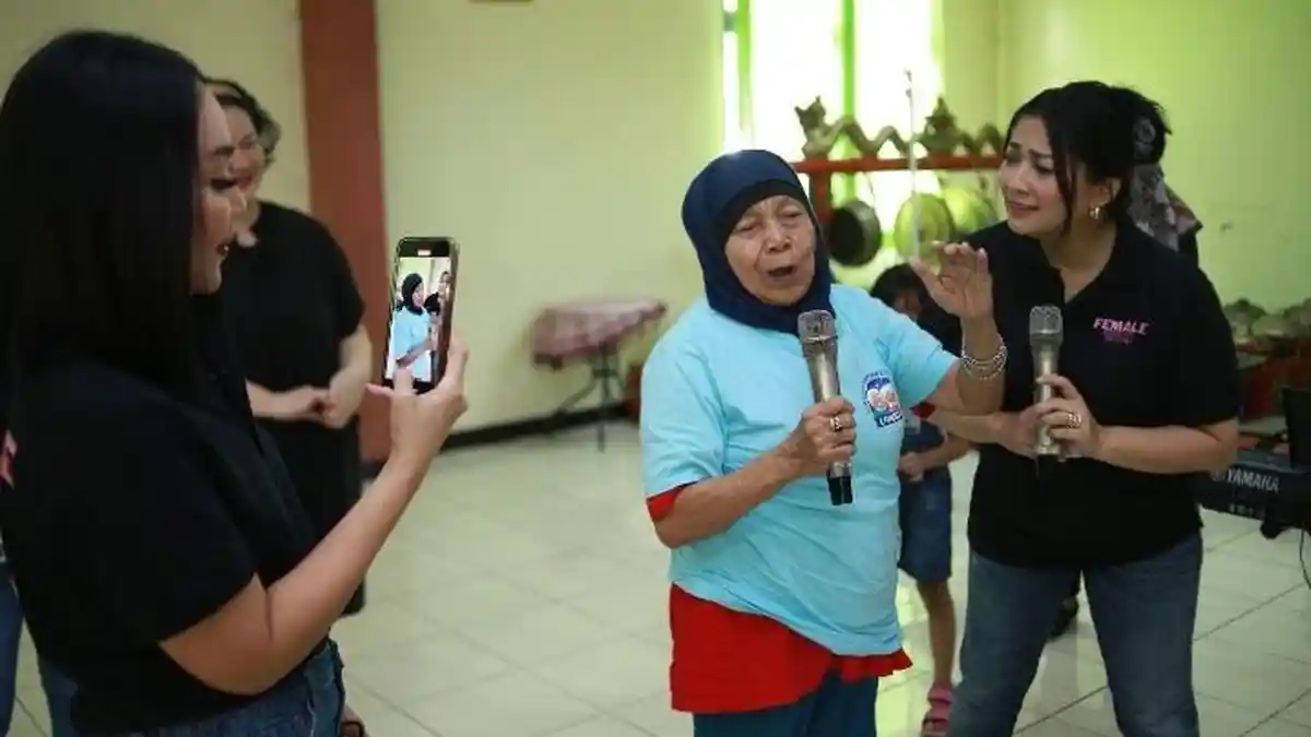 Female ‘90s Berkunjung ke Panti Werdha