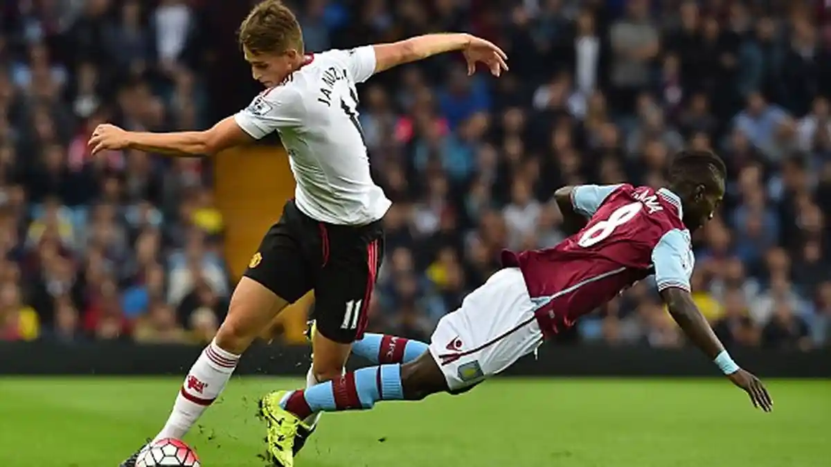 Tundukkan Aston Villa, MU Pimpin Klasemen