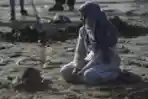 Tradisi Menyelimuti Anak dengan Pasir Saat Gerhana di Pakistan