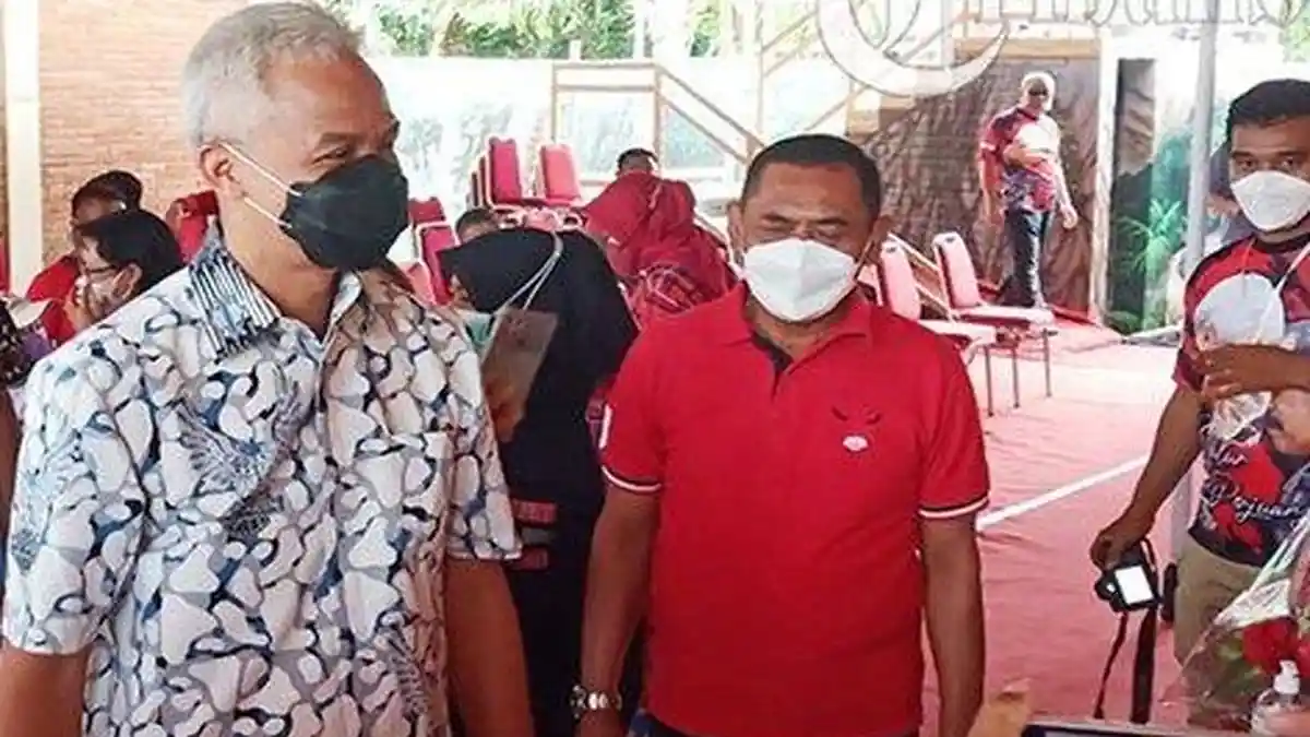 Ganjar Pranowo Dapat Baju 'Nyeleneh' dari Kader PDIP saat Kunjungi Solo