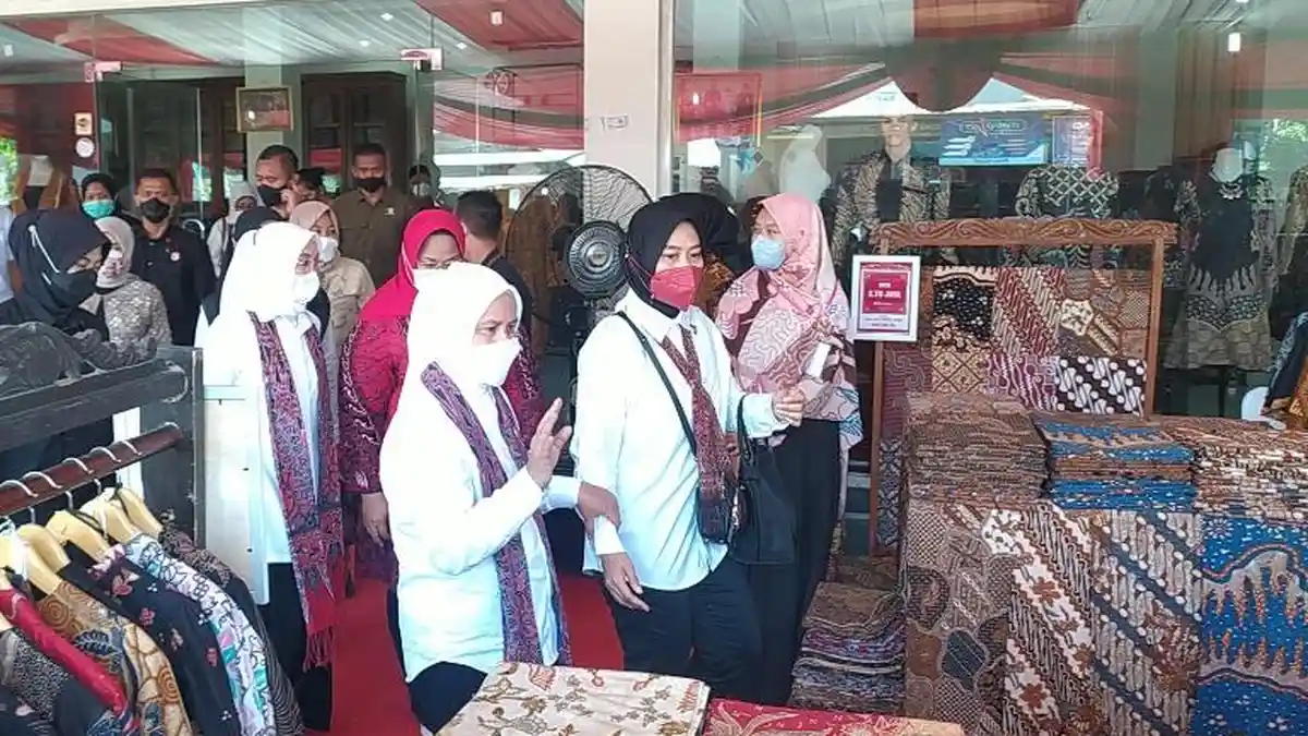 Layaknya Ibu-ibu, Iriana Jokowi Tawar Harga saat Berkunjung ke Sentra Batik Windasari Masaran Sragen