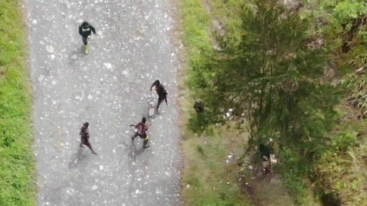 TEREKAM Drone, 7 KKB Papua Tenteng Senapan Serbu SS1, Tebar Teror di Kabupaten Puncak