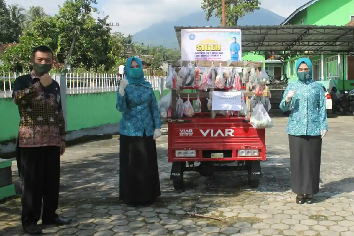 PKK Tanggamus Bagikan Paket Sayuran ke Warga Kurang Mampu