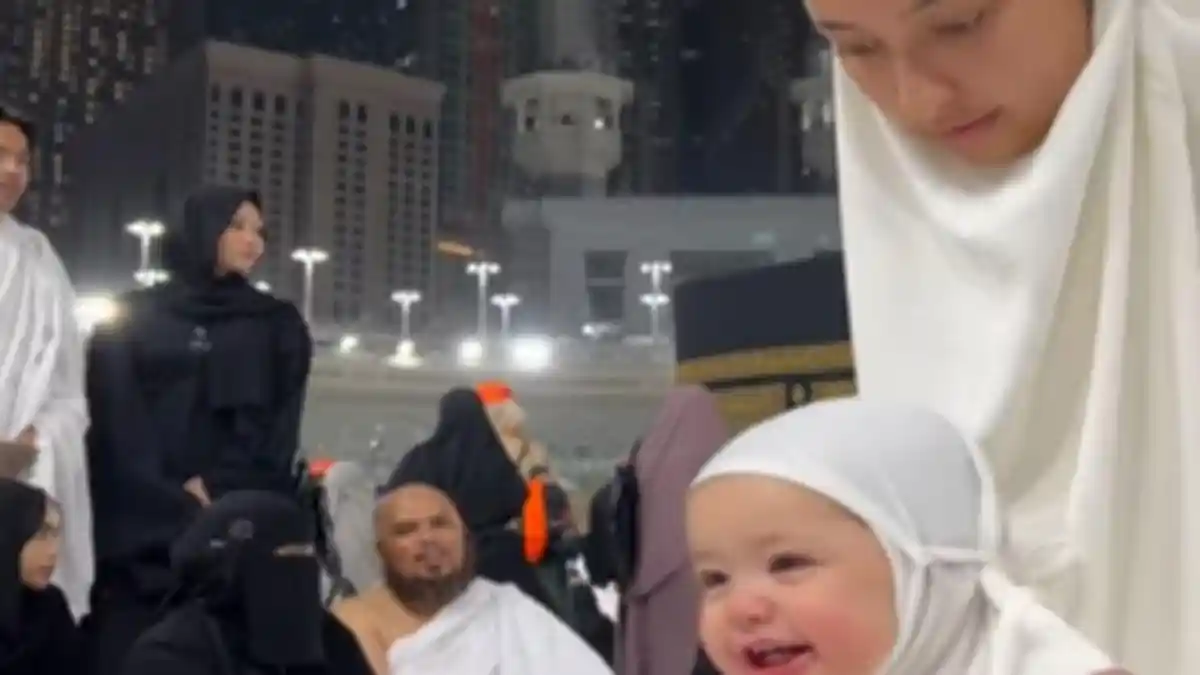Detik-detik Kamari Anak Jennifer Coppen Panggil Mendiang Papa Dali Saat Umrah, Ustad Derry Merinding