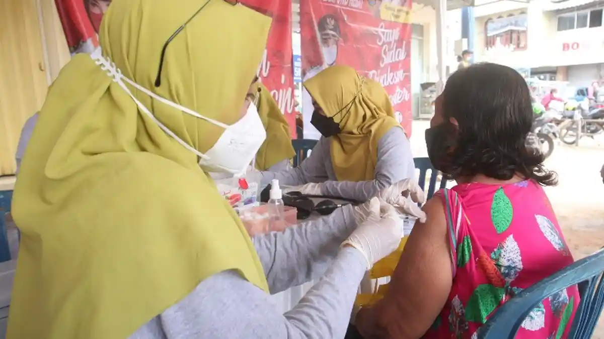 FOTO Vaksinasi Booster Pedagang Pasar Bambu Kuning Bandar Lampung