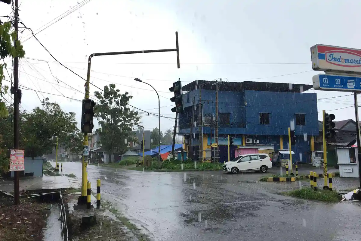 Hati-hati, Perangkat Traffic Light di Jl Pengayoman Mamuju Rusak dan Sudah Hampir Jatuh ke Jalan