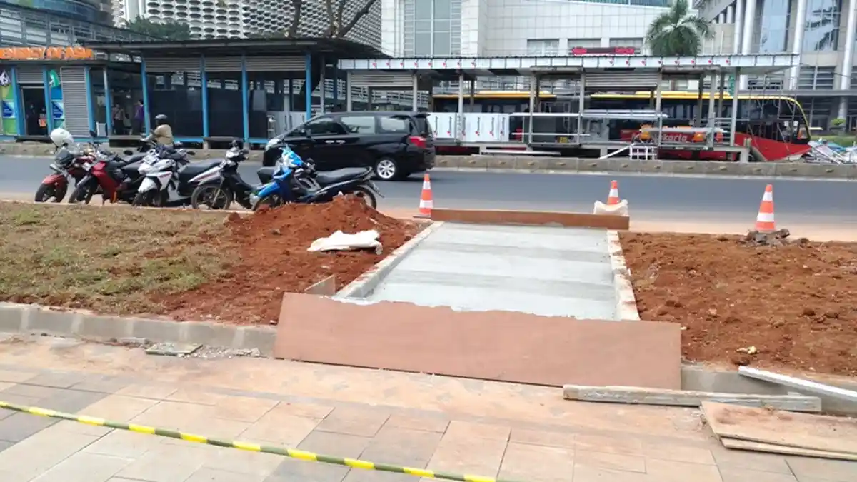 Sandi: Pembuatan Ramp di Trotoar Jalan Sudirman Agar Rumputnya Tidak di ...