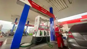 Petugas-SPBU-mengisi-BBM-ke-mobil-konsumen.jpg
