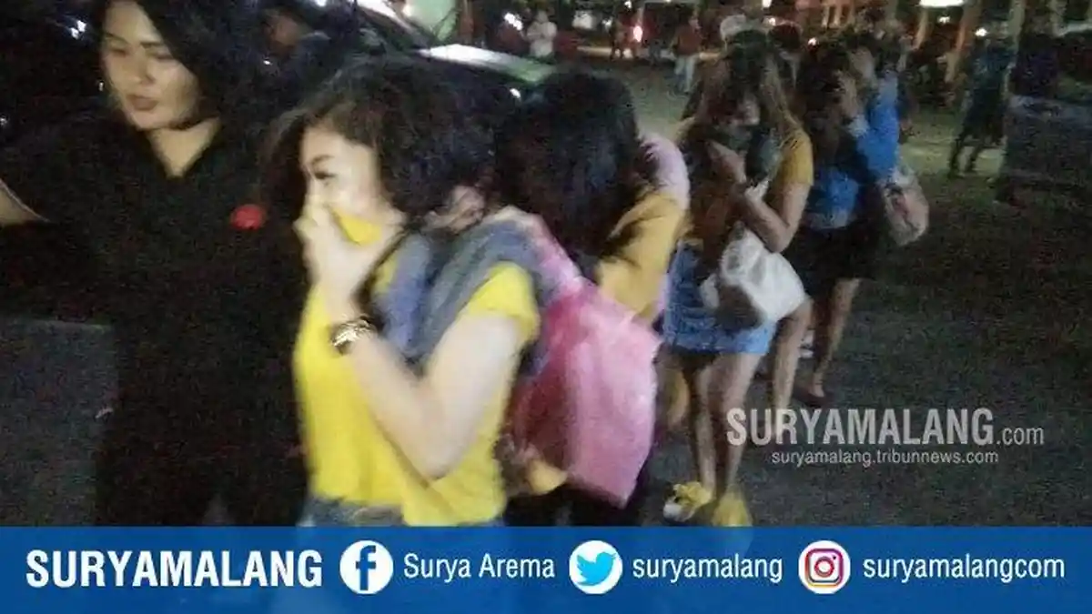 Ada Servis Plus-plus, Puluhan Purel Seksi Family Karaoke Surabaya Diciduk Polda Jatim