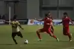 Irfan Haruna Menghalau Bola Evan Dimas