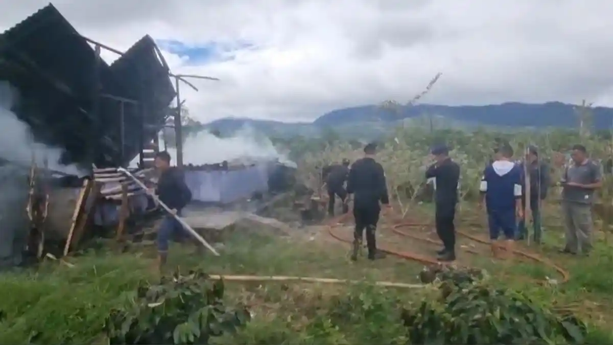 Satu Unit Rumah Warga di Kampung Tingkem Bersatu Bener Meriah Ludes Terbakar
