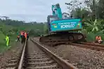 Pengerahan-alat-berat-untuk-membersihkan-material-longsoran-di-jalur-rel.jpg