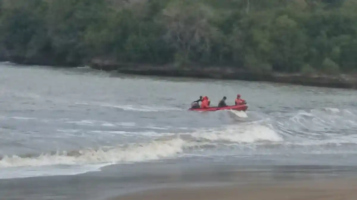 Basarnas Mencari Warga Tulungagung yang Hilang Saat Memancing di Pantai Brumbun