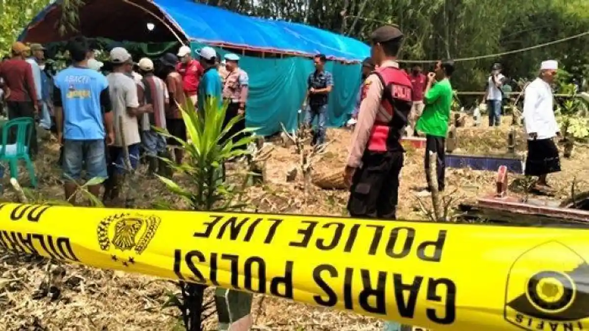 Polisi Bongkar Makam Ayah dan Anak yang Tewas Akibat Racun Gulma