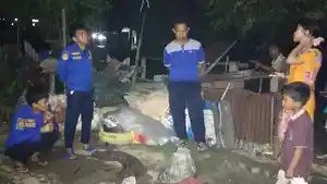 Petugas-pemadam-kebakaran-bersama-warga-berada-di-lokasi-kebocoran-tabung-gas.jpg