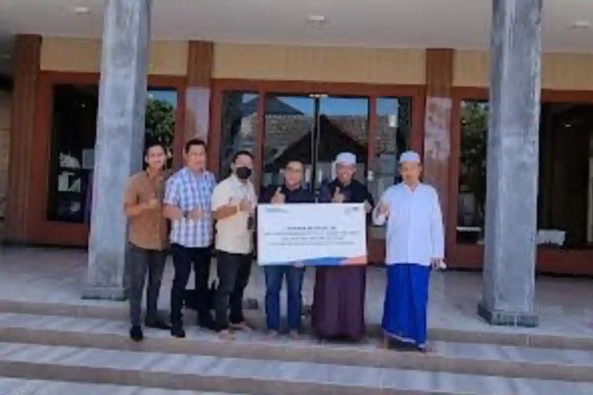 Yayasan Masjid Al Kariim Puri Indah Sidoarjo Terima Donasi Program Peduli TJSL BRI Group
