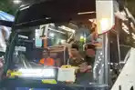 ilustrasi-HAJI-Bus-jemaah-haji-saat-diberangkatkan-di-depan-Pendopo-Trunojoyo-Sampang.jpg