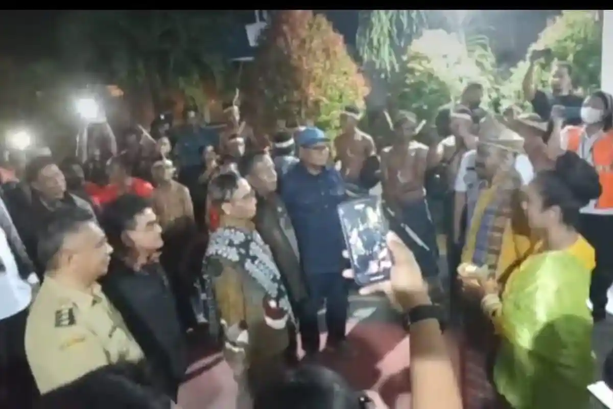 BREAKING NEWS: Menko Polhukam Mahfud MD Tiba di Maumere, Disambut Tarian Daerah dan Sapaan Adat