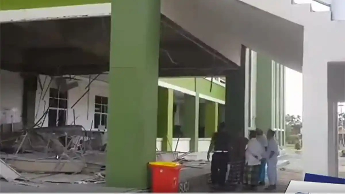 Plafon Masjid Agung Al-Ikhlas Ketapang Yang Roboh Belum Genap Setahun Dibangun