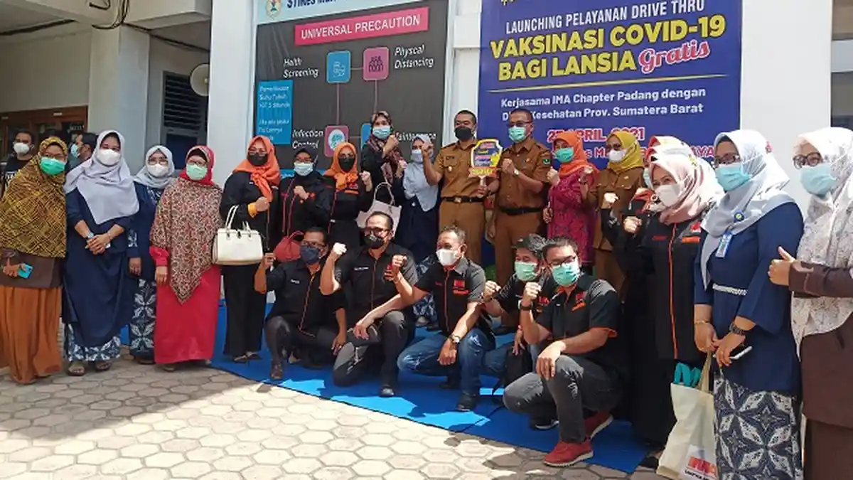 Wagub Sumbar Resmikan Pelayanan Drive Thru Vaksinasi Covid-19 Gratis bagi Lansia