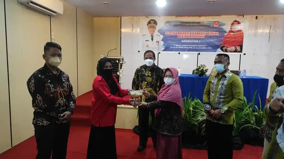 Warga Pesisir Kendari Olah Limbah Cangkang Kerang Jadi Kerajinan, Dilatih Disnaker dan Dekranasda
