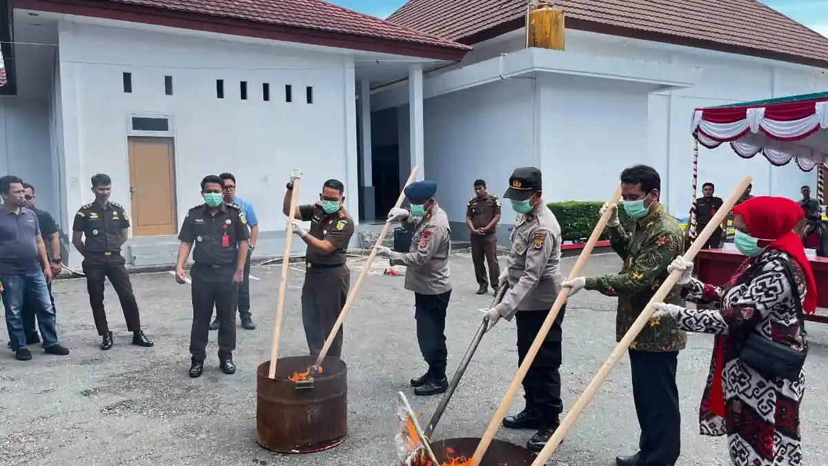 ‎Kejari Maluku Tengah Musnahkan Barang Bukti Perkara Pidana yang telah Inkrah