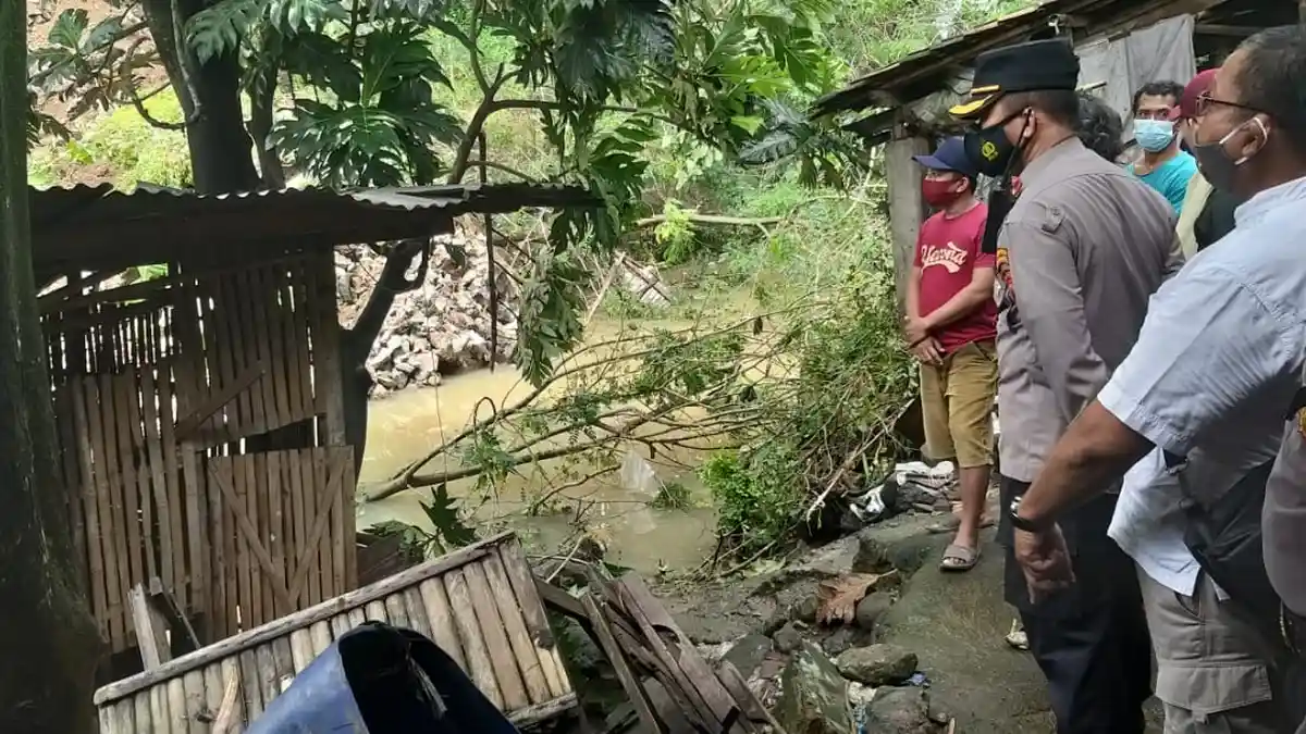 Pak Tarno Sedih 2 Kambingnya Mati Kena Tanah Longsor di Tembalang