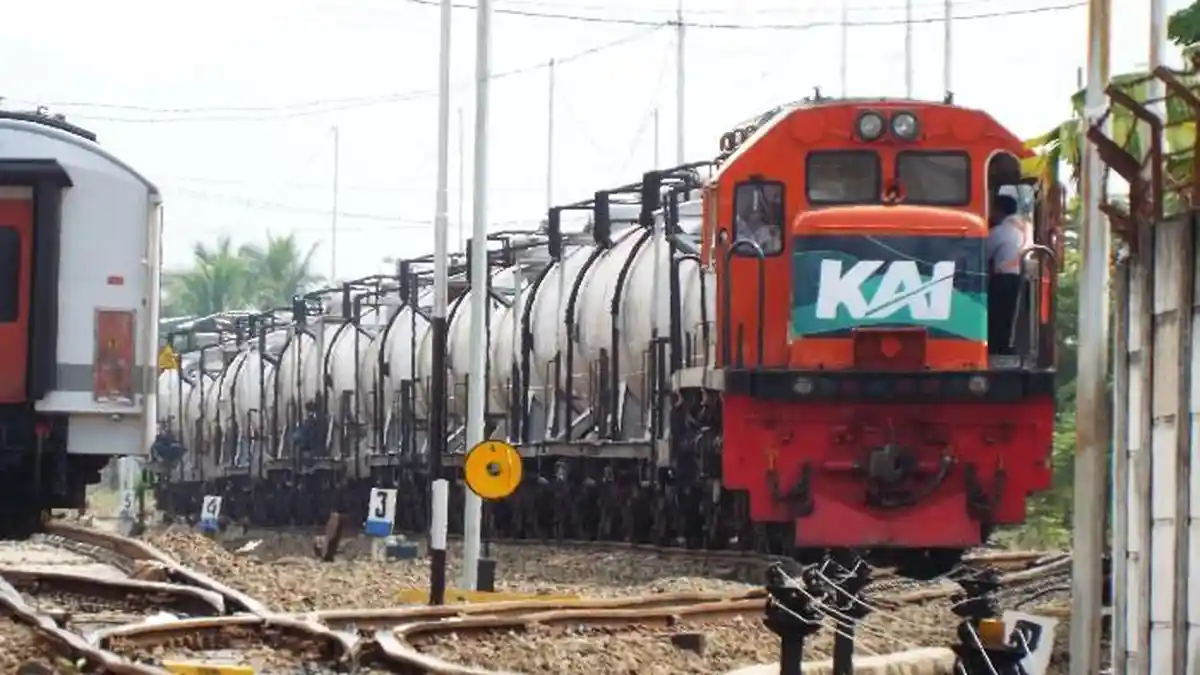 Kereta Api Jadi Andalan Distribusi BBM Sumbagsel di Tengah Lonjakan Mobilitas Lebaran