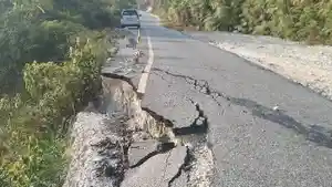 Jalan-di-kawasan-Danau-Paris-Kabupaten-Aceh-Singkil-terdapat-titik-rawan-longsor.jpg