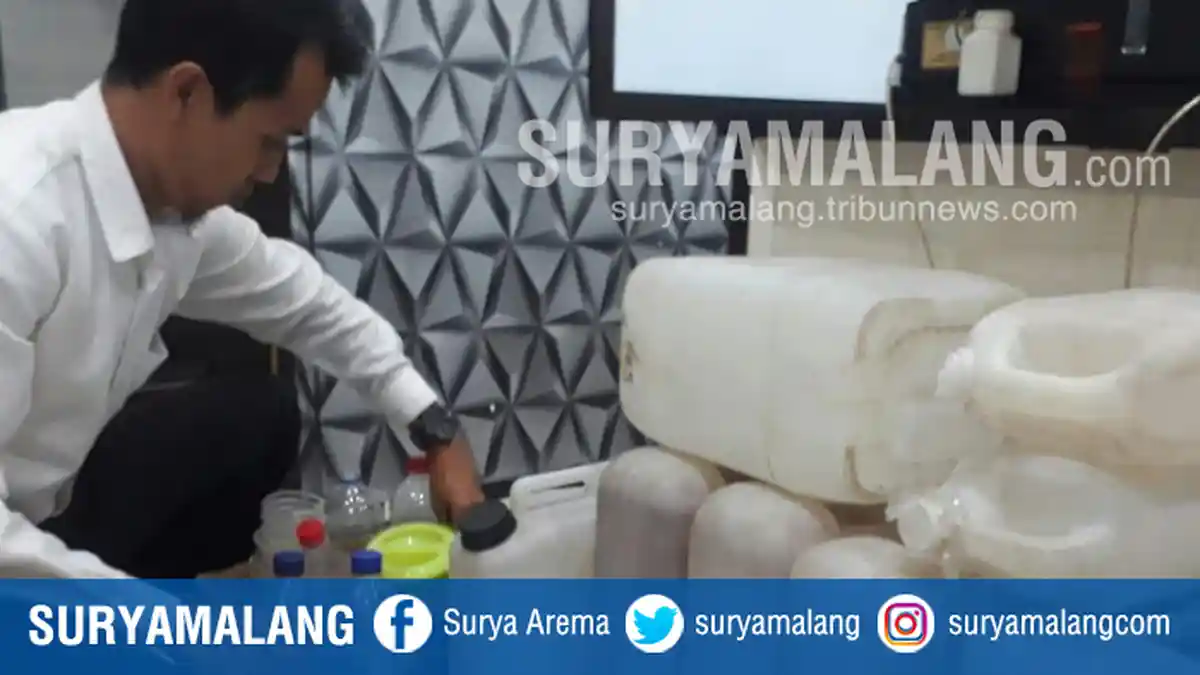 Polisi Gerebek Penjual Jamu Ginseng Berbahan Miras Oplosan di Pakis Malang