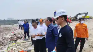 Helldy-meninjau-TPSA-Bagendung-terbakar.jpg